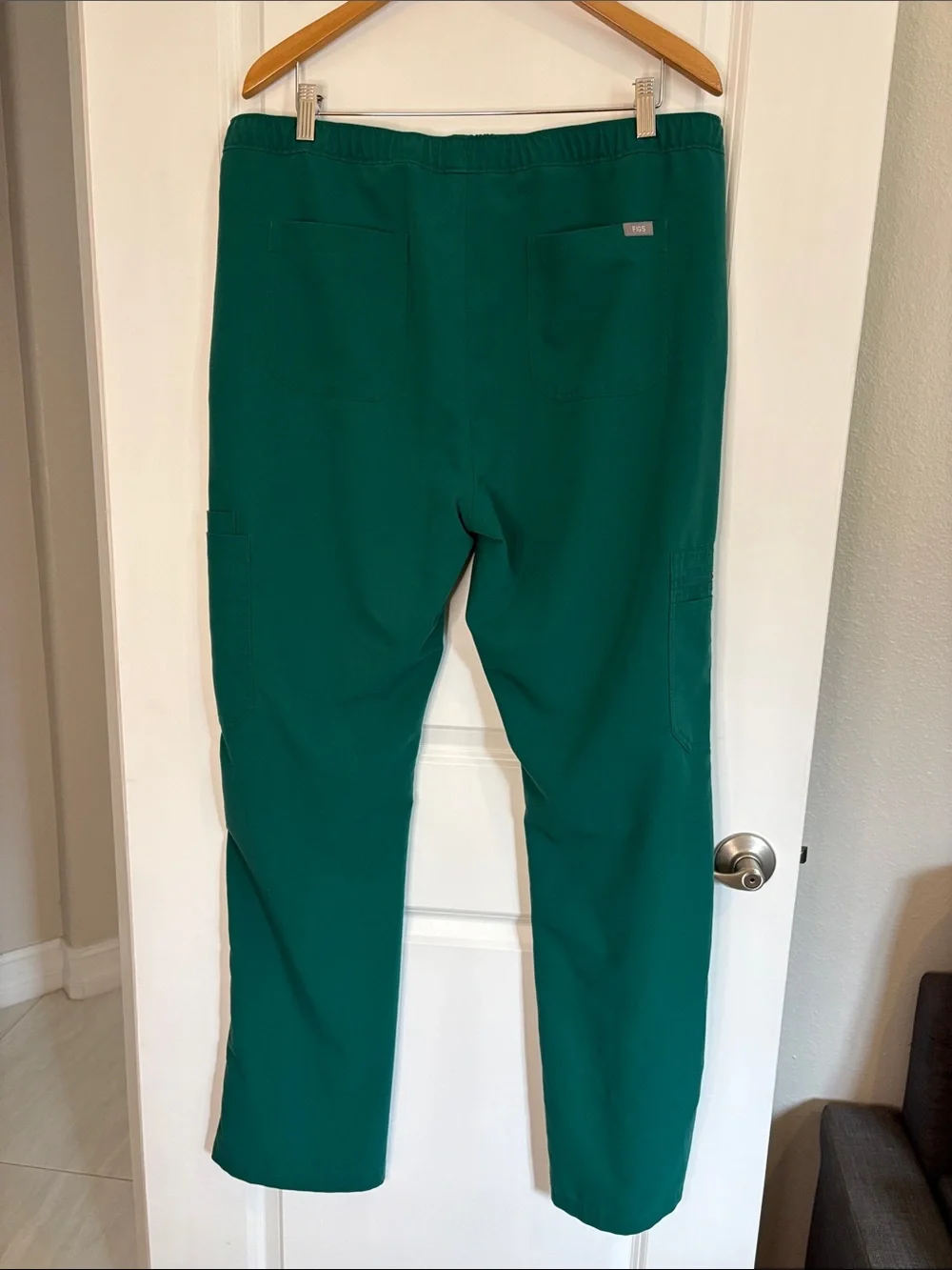 Figs Men’s Cairo Cargo Scrub Pants in Hunter Green Size XL/T